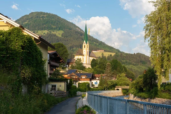 Kirchberg Tirol Oostenrijk Juni 2022 Schilderachtige Promenade Met Uitzicht Kerk — Stockfoto