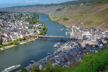 BERNKASTEL-KUES, GERMANY - 27 Nisan 2022: Moselle Nehri 'nin farklı kıyılarında yer alan şehir manzarası