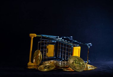 Altın Bitcoin, Bitcoin Yığını Siyah arka planlı sarı bir tramvaydan düştü.