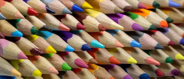 Vista Lateral Lápices Colores Apilados Primer Plano Mostrando Diferentes Colores — Foto de Stock