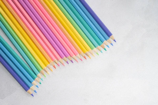 Fala Kolorowych Ołówków Top View Tęczowe Ołówki Białym Tle Ilustracja — Zdjęcie stockowe