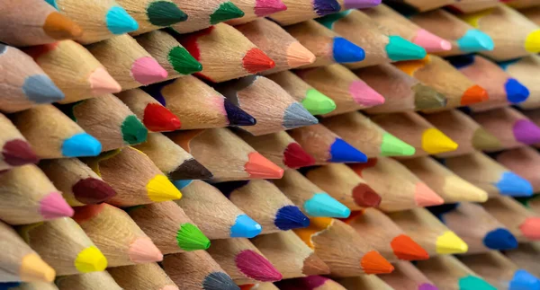 Вид Сбоку Рисунок Цветных Карандашей Крупный План Отображающий Различные Цвета — стоковое фото