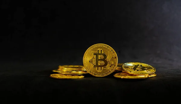 Bitcoin Oro Medio Pila Bitcoin Mesa Negra Con Fondo Negro — Foto de Stock