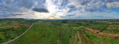 Doğaya dost yeşil enerjiyle çalışan kırsal alanın geniş açılı görüntüsü..