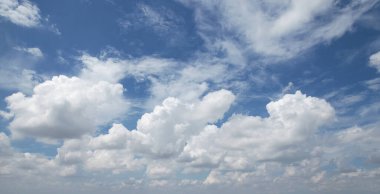 Sert mavi gökyüzü ve yumuşak beyaz bulutlar.