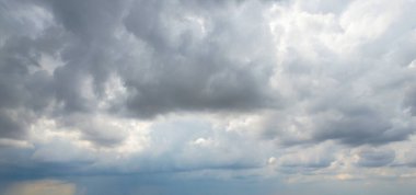 Koyu gri bulutlar gökyüzünü kapladı.