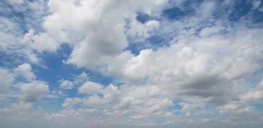 Sabahın köründe gri ve beyaz bulutlar.