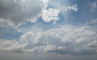 Öğleden sonra gökyüzünde bir sürü gri bulut.