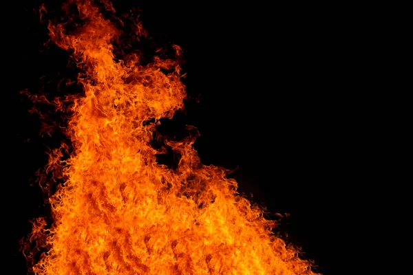 Flammorna Bröt Med Våld Svart Bakgrund — Stockfoto