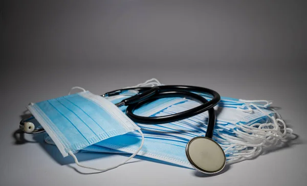 Blaue Operationsmasken Mit Gummi Ohrenbändern Übereinander Gestapelt Mit Medizinischem Stethoskop — Stockfoto