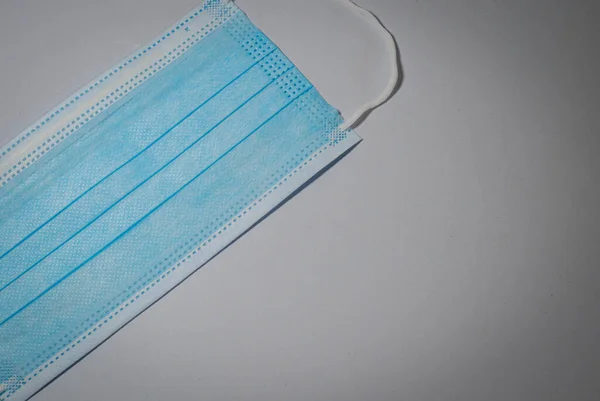 Blaue Chirurgenmaske Nahaufnahme Mit Gummi Ohrenband Auf Grauem Hintergrund Bakterienschutzkonzept — Stockfoto