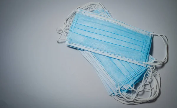Blaue Chirurgenmasken Schichtweise Auf Grauem Hintergrund Bakterienschutzkonzept — Stockfoto