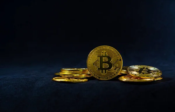 Bitcoin Oro Medio Pila Bitcoin Mesa Azul Oscuro Con Fondo — Foto de Stock