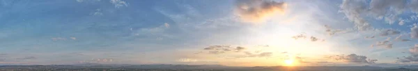 Sabah Güneş Işığı Panoramik Bulutlarla Hafifçe Bulutlara Yayılır — Stok fotoğraf