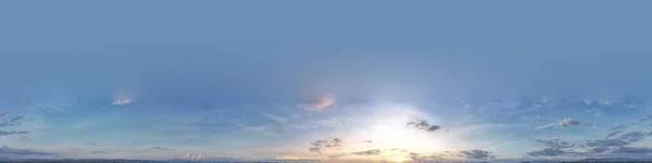 Kemény Kék Eget Lágy Napfény Árasztotta Enyhén Sötétkék Panoráma Felhőkkel — Stock Fotó