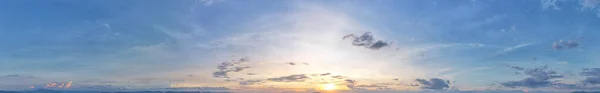 Den Blå Himlen Översvämmades Solljus Omgiven Något Mörkblå Panoramamamamamoln — Stockfoto