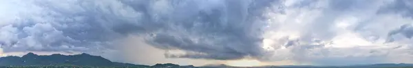 Achtergrond Van Bergen Zijn Bedekt Met Veel Diepblauwe Wolken — Stockfoto