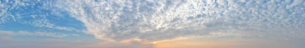 Paranomic Van Bewolkt Met Avondlicht Sky Achtergrond — Stockfoto