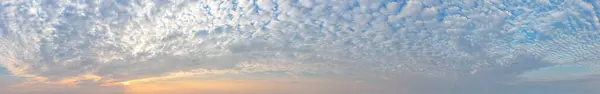 強い太陽が沈む白い雲のパラノミック 空の背景 — ストック写真