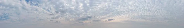 白い雲のパラノミック 空の背景 — ストック写真