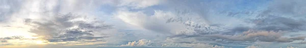 Cielo Azul Está Cubierto Suaves Nubes Azules Grises Puesta Del — Foto de Stock