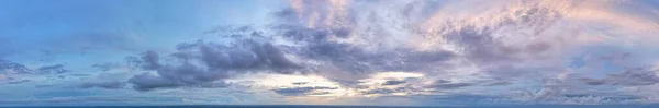 Blauwe Lucht Bedekt Met Blauwe Harde Paarse Wolken Het Avondlicht — Stockfoto