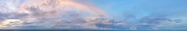 Kék Eget Kék Lágy Rózsaszín Felhők Borítják Esti Fényben — Stock Fotó