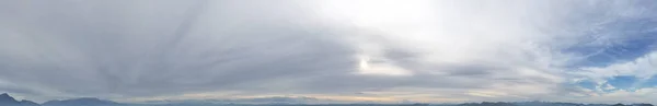 Szare Chmury Altostratusa Błękitnym Niebie — Zdjęcie stockowe