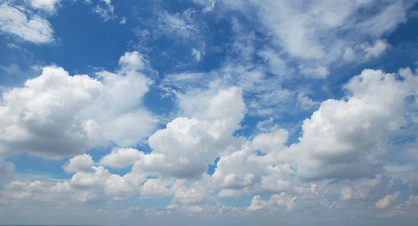 Nubes Blancas Lechosas Alineadas Para Mantener Una Hermosa Distancia — Foto de Stock