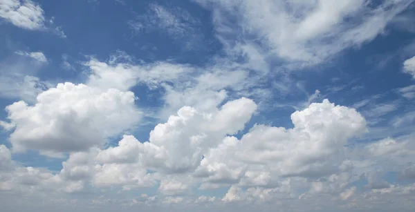 Cielo Azul Duro Con Mucha Luz Suave Nubes Blancas — Foto de Stock