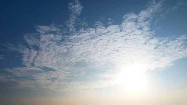 白い円状の雲と日没のハードライト — ストック写真