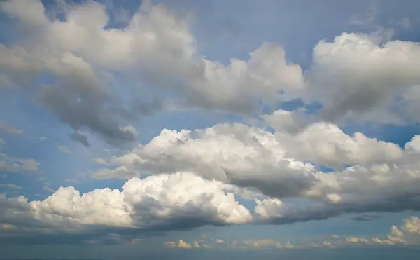 Фон Дневного Неба Небольшой Облачностью — стоковое фото