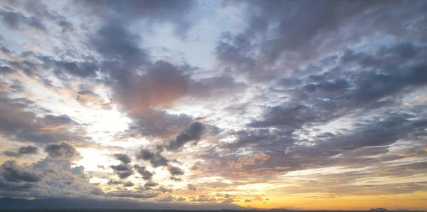 濃い青の雲と夜の光 自然景観 — ストック写真