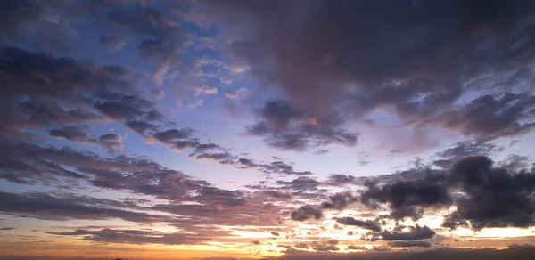 夕方の濃い青空と濃い紫色の雲オレンジの光 自然景観 — ストック写真