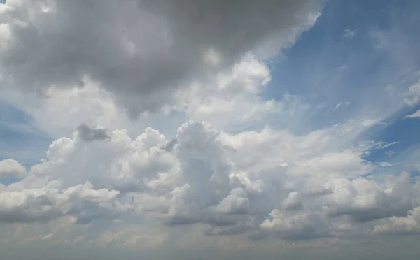 Голубое Небо Белоснежными Стратокумуловыми Облаками Вид Природу — стоковое фото