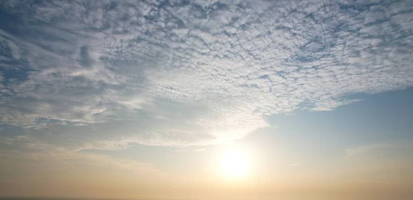 Puesta Sol Con Nubes Azules Cirrocumulus Vista Naturaleza — Foto de Stock