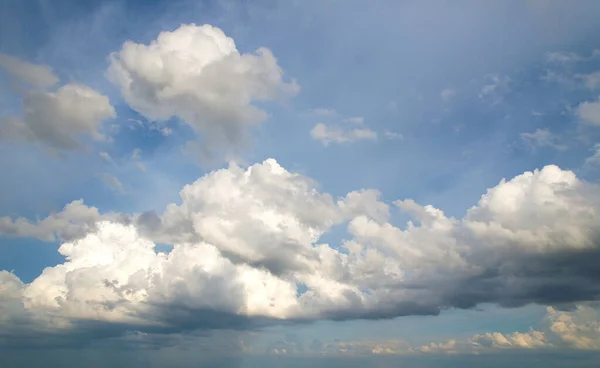 Огромные Облака Покрывают Голубое Небо Днем — стоковое фото