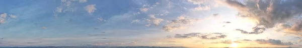 Paranomic Rechts Zonsondergang Met Veel Harde Blauwe Wolken — Stockfoto