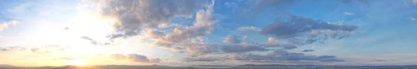 Sabah Işığı Yumuşak Mavi Panoramik Bulutların Üzerinde Parlıyor — Stok fotoğraf