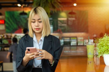 Uçuşunu beklerken, güzel iş kızı vaktini kafede bir talk show izleyerek geçiriyordu..