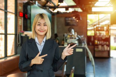 Yeni bir kafe sahibi olarak, güzel iş kızı müşterileri heyecanla karşıladı ve onlara etrafı gezdirdi..