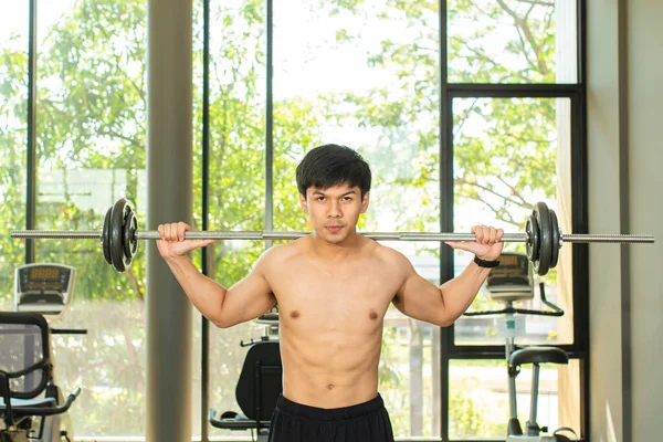 Asiatischer Mann Große Muskel Langhantel Zum Training Fitnessraum Thailand — Stockfoto