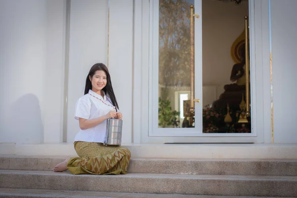 Wanita Thai Cantik Dengan Gaun Tradisional Thai Putih Sedang Duduk — Stok Foto