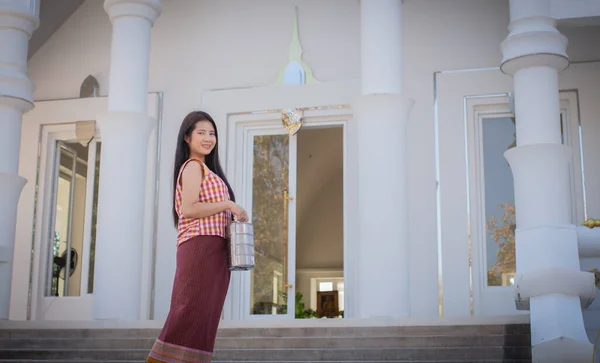 Geleneksel Taylandlı Güzel Bir Kadın Ayakta Durup Kameraya Bakarken Elinde — Stok fotoğraf