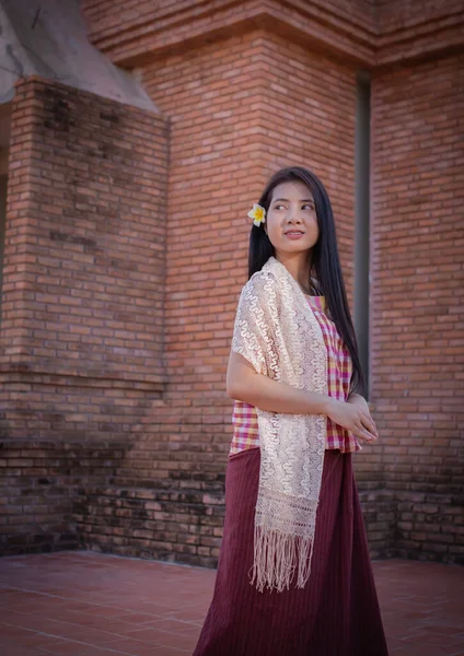 Pionowy Obraz Pięknej Tajskiej Kobiety Tradycyjnej Tajskiej Sukience Stojącej Patrzącej — Zdjęcie stockowe