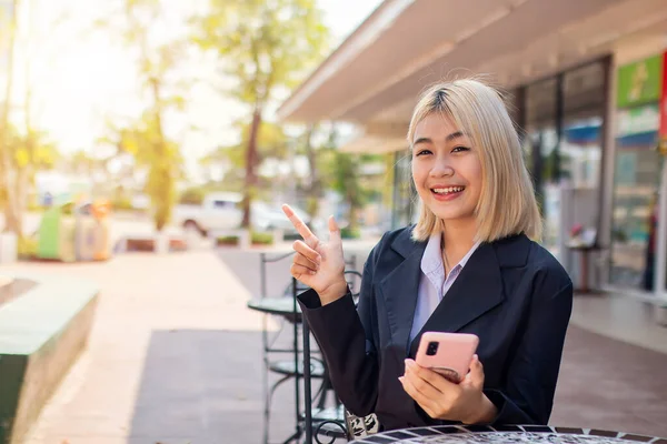 stock image Golden-haired beautiful business woman introduces A place suitable for employees who want a quiet place to work.