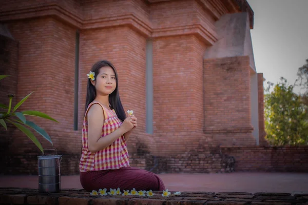 Wanita Cantik Thai Duduk Sebuah Kuil Tua Tersenyum Sambil Memegang — Stok Foto