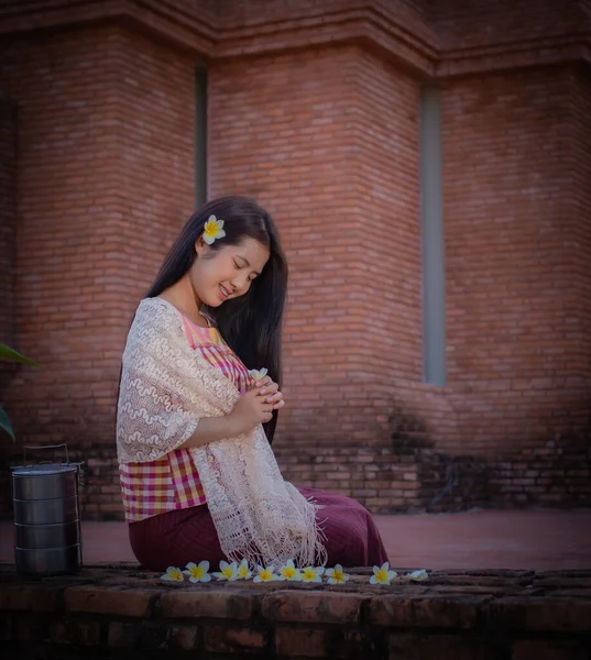 Gambar Vertikal Menampilkan Seorang Wanita Thai Cantik Dalam Pakaian Tradisional — Stok Foto