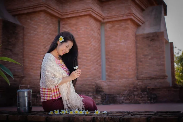Taylandlı Güzel Bir Kadın Geleneksel Tayland Elbisesiyle Omuzlarında Beyaz Bir — Stok fotoğraf