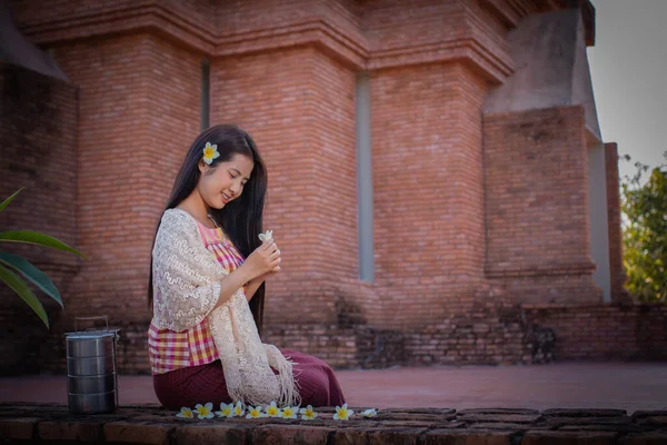 Wanita Thai Cantik Dalam Pakaian Tradisional Thai Dengan Kain Putih — Stok Foto